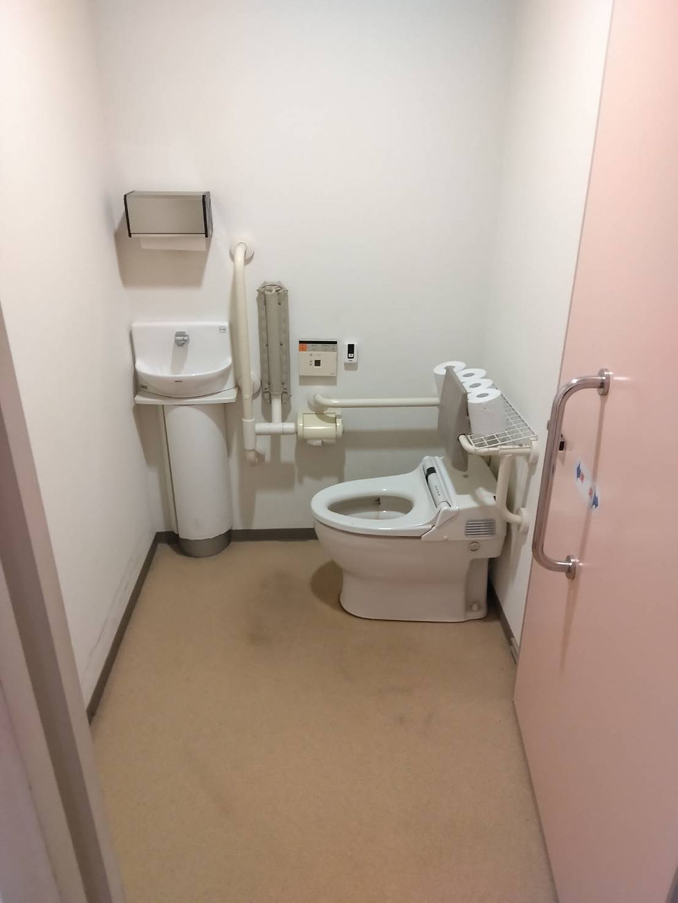 バリアフリートイレ　ユニット毎に3～4箇所あり