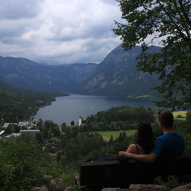 Picture of Luuk and Eline looking at lake Bled