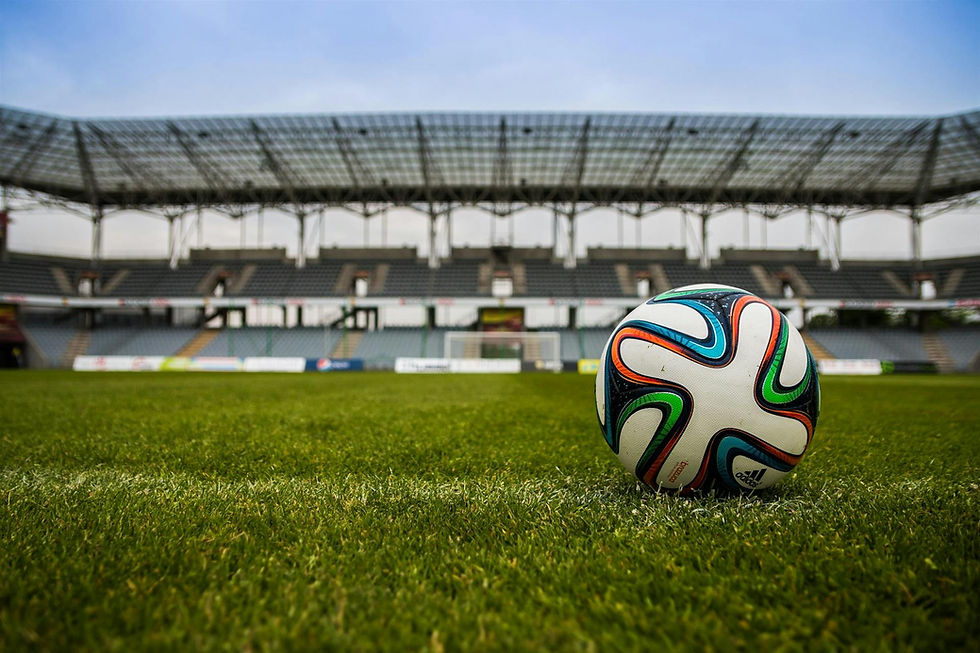 Bola de futebol na grama do campo.