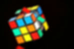 Cubo mágico em espaço preto.