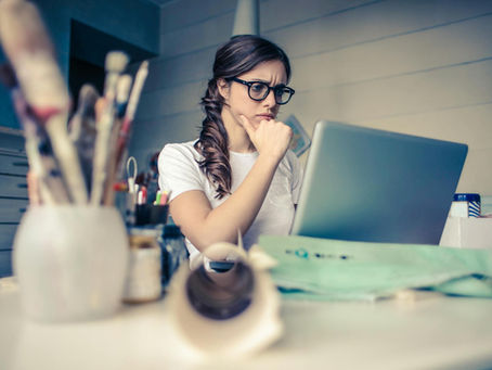 Moça concentrada em trabalho de escritório.