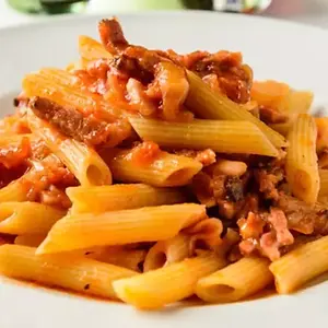 penne all'Amatriciana: sauce tomate, lardons, mozzarella,parmiggiano