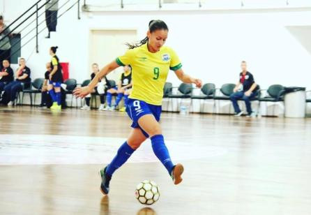 Crédito: Arquivo Pessoal - Luana Moura jogando pela Seleção Brasileira.