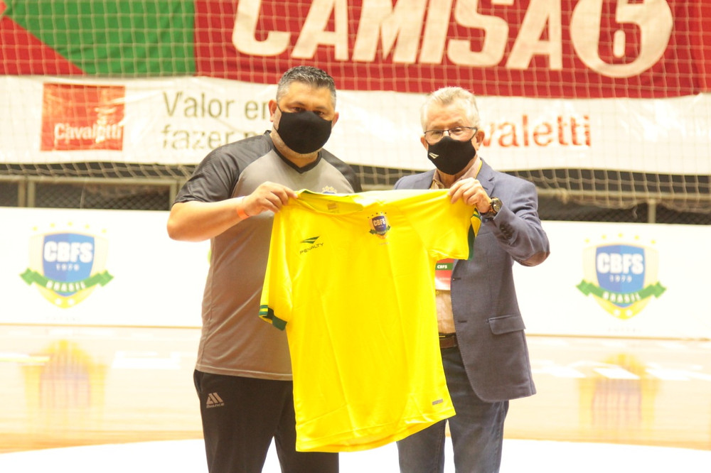 Crédito: Edson Castro - Presidente da CBFS Marcos Madeira presenteando Gerson (Supervisor Pato Futsal)