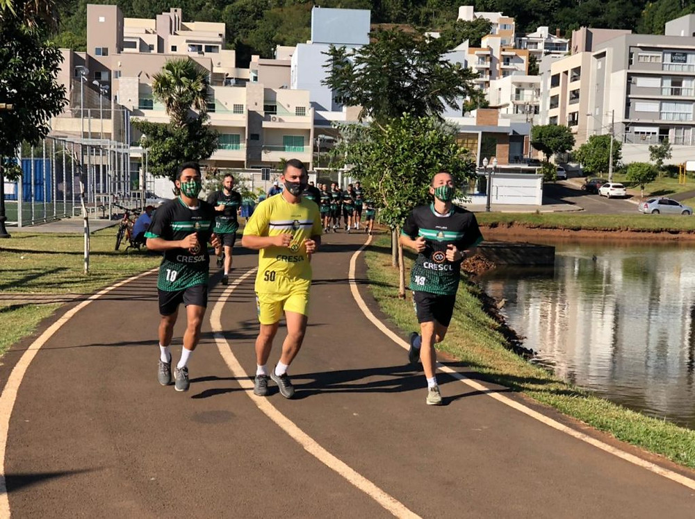 Crédito: Adolfo Pegoraro - Sem poder treinar no Ginásio Arrudão, os jogadores do Marreco fizeram um trabalho ontem ao ar livre, no Parque Boa Vista, no Bairro Industrial.