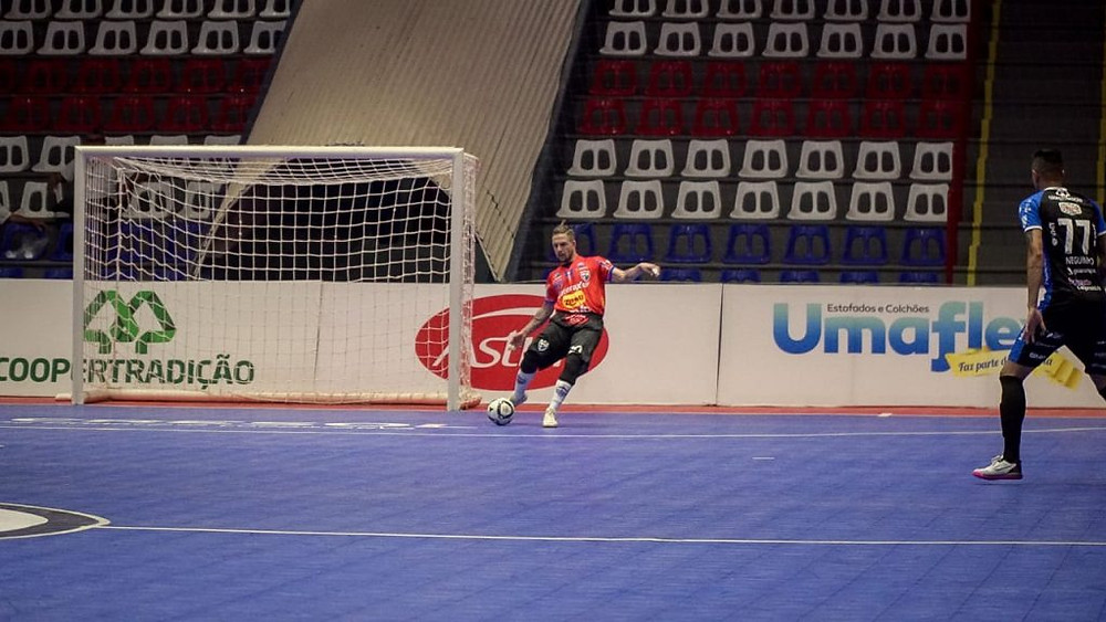 Crédito: Diego Lanesko - Ale Falcone marcou dois gols na vitória do Umuarama sobre o Pato