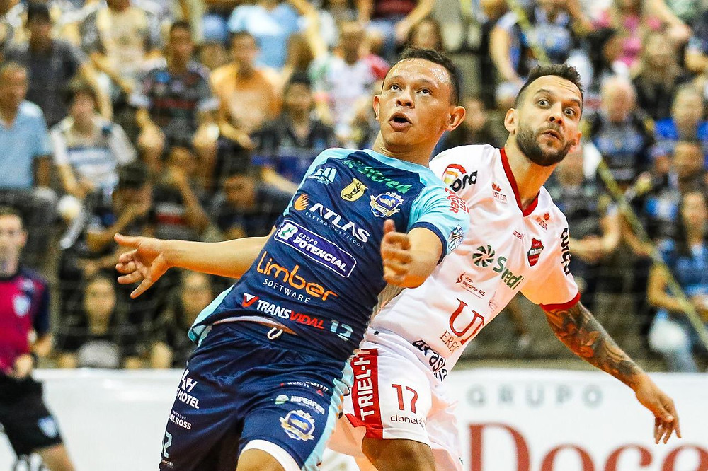 Crédito: Mauricio Moreira - Robério em ação pelo Pato Futsal na temporada 2020