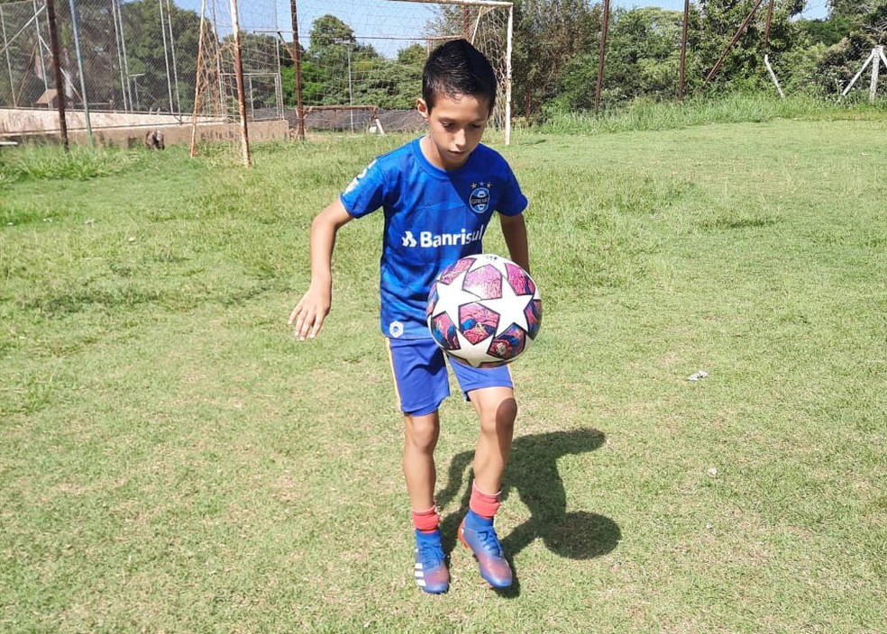 Crédito: Arquivo Pessoal - Kauã, campeão sub-13 de embaixadinhas