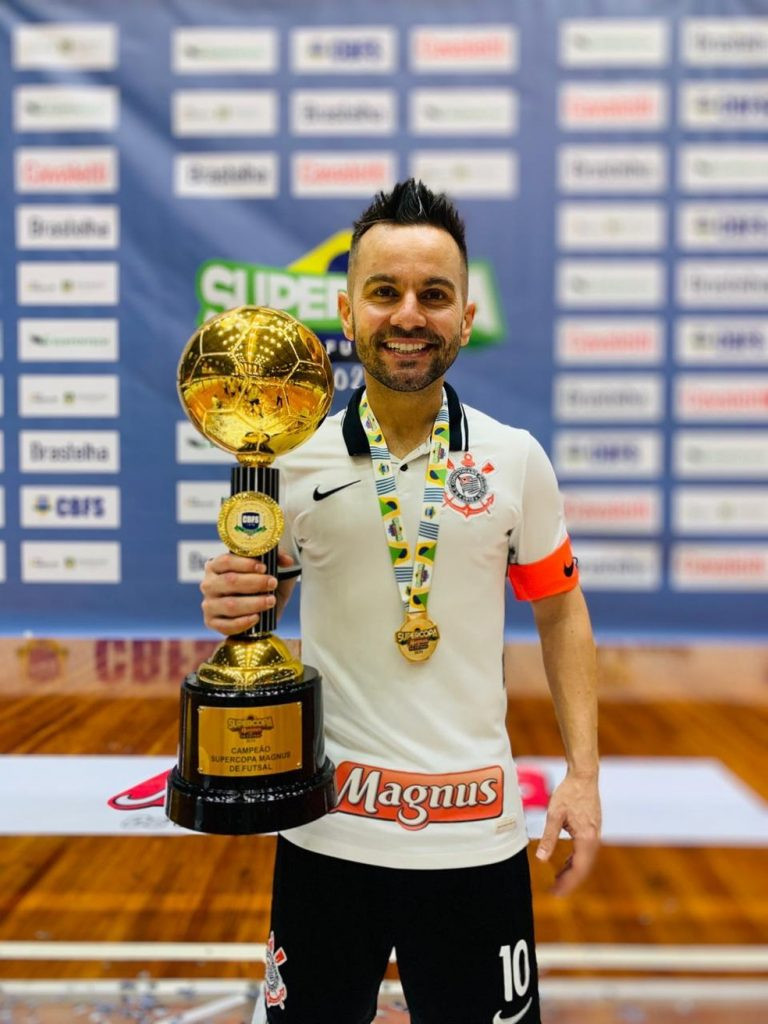 Crédito: Divulgação - Deives com o título da Supercopa Magnus, o último conquistado