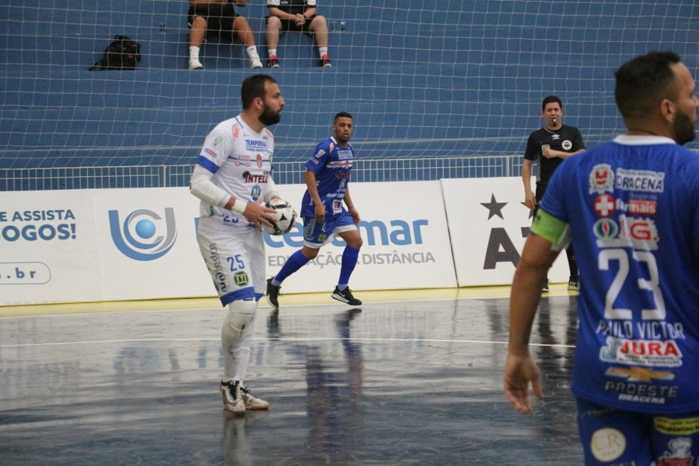 Crédito: João Paulo Benini - Goleiro Velloso (com a bola) falou sobre a estreia da Intelli Tempersul