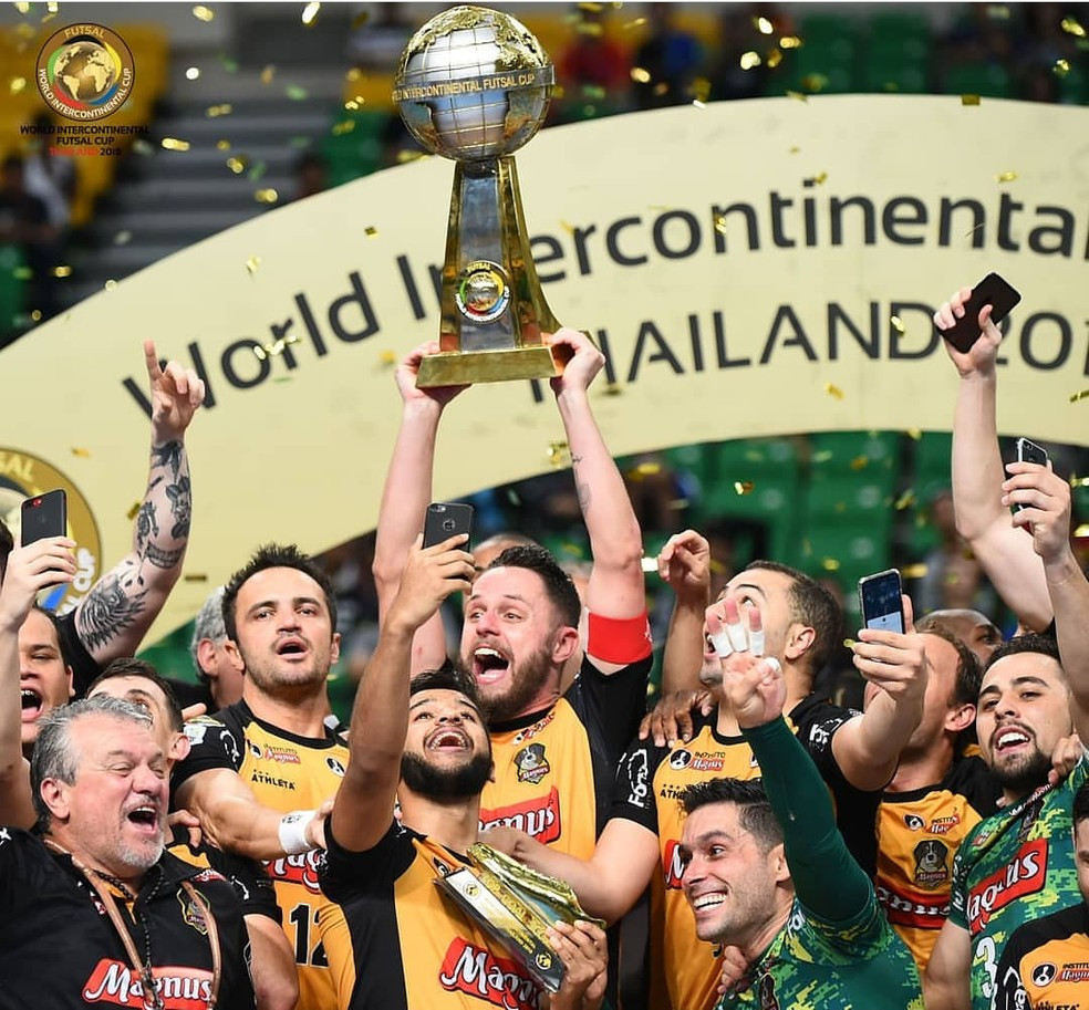 Crédito: World Intercon - Rodrigo ergue a taça do Mundial de clubes pelo Magnus em 2019