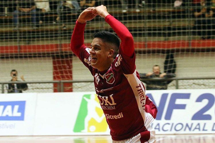 Crédito: Adolfo Pegoraro - O canhoto Amadeu, que estava jogando na República Tcheca