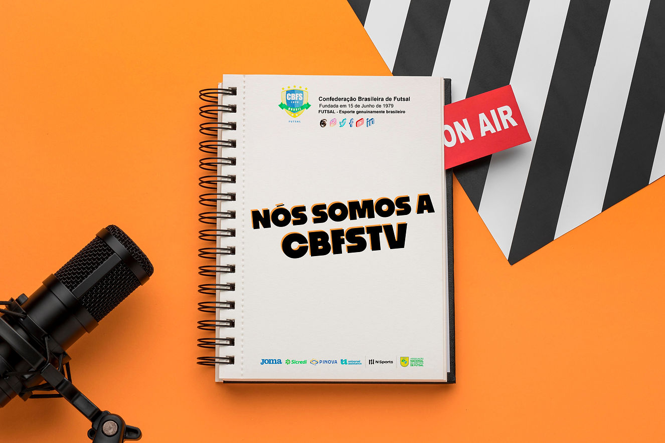 caderno-de-espaco-de-copia-aberta-e-vista-superior-do-microfone.jpg