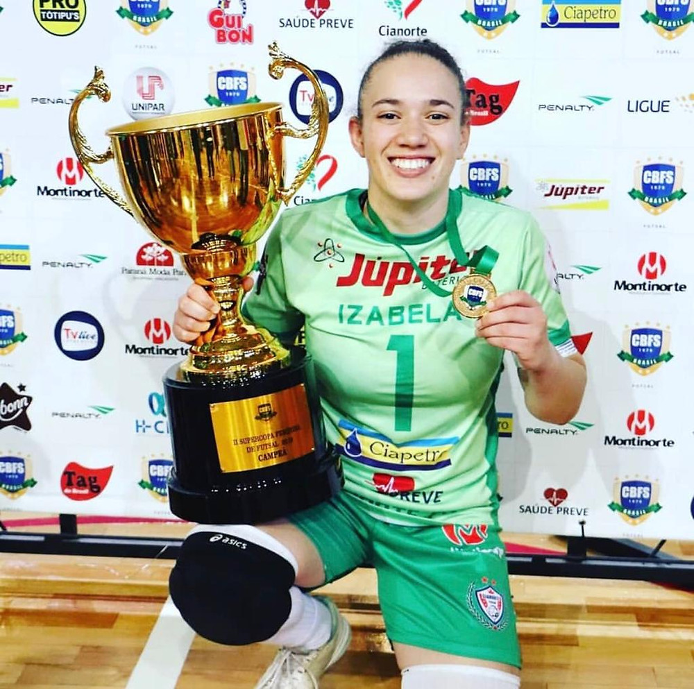 Crédito: Reprodução/Instagram - Izabela comemorando o título da Libertadores do Cianorte Futsal, no ano passado.