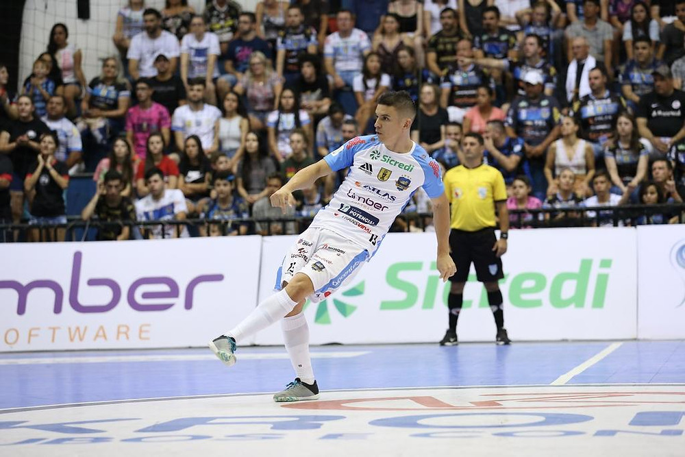 Crédito Mauricio Moreira - Vitor Hugo em ação pelo Pato Futsal