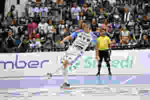 Crédito Mauricio Moreira - Vitor Hugo em ação pelo Pato Futsal