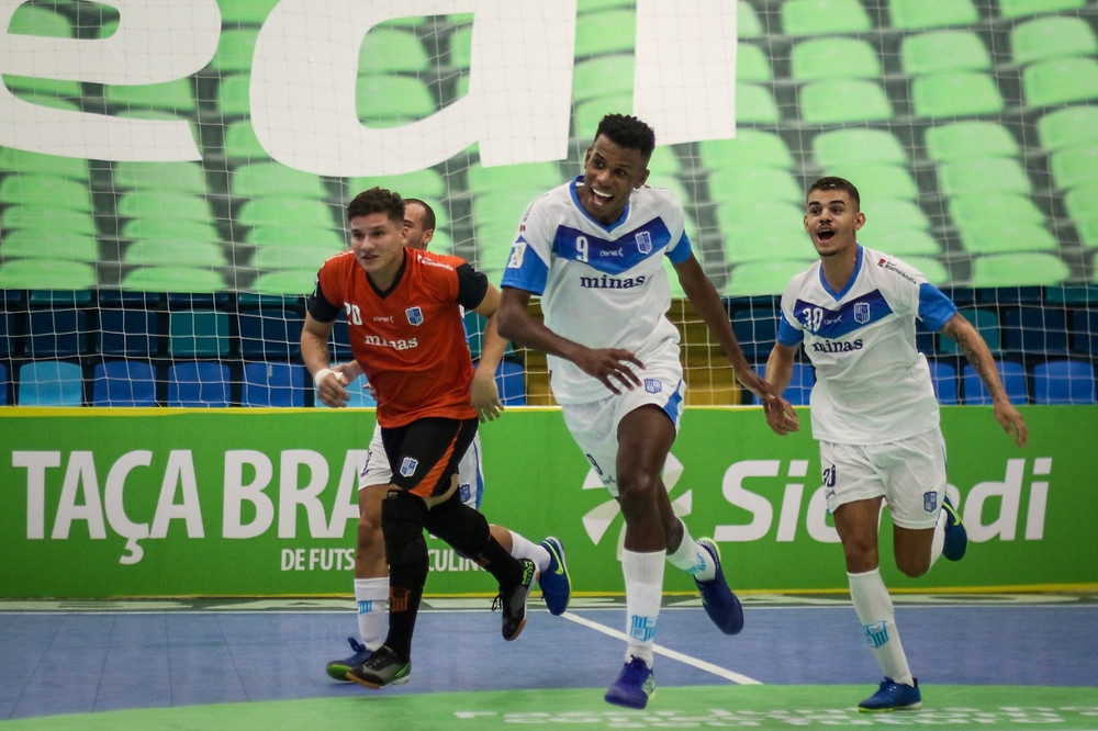 Crédito: Leonardo Hubbe - Pivô Renato marcou os dois gols do Minas no jogo