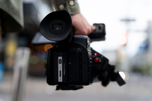 homem-segurando-sua-camera-de-noticias.jpg