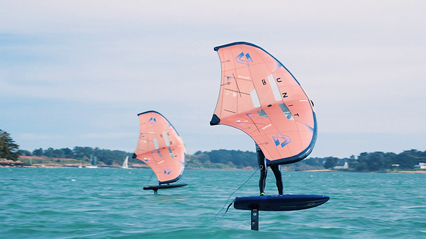 Deux wingfoilers dans le Golfe du Morbihan