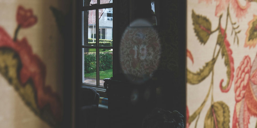 Segundo o Feng Shui, o efeito espelho da televisão pode alterar o equilíbrio do quarto.