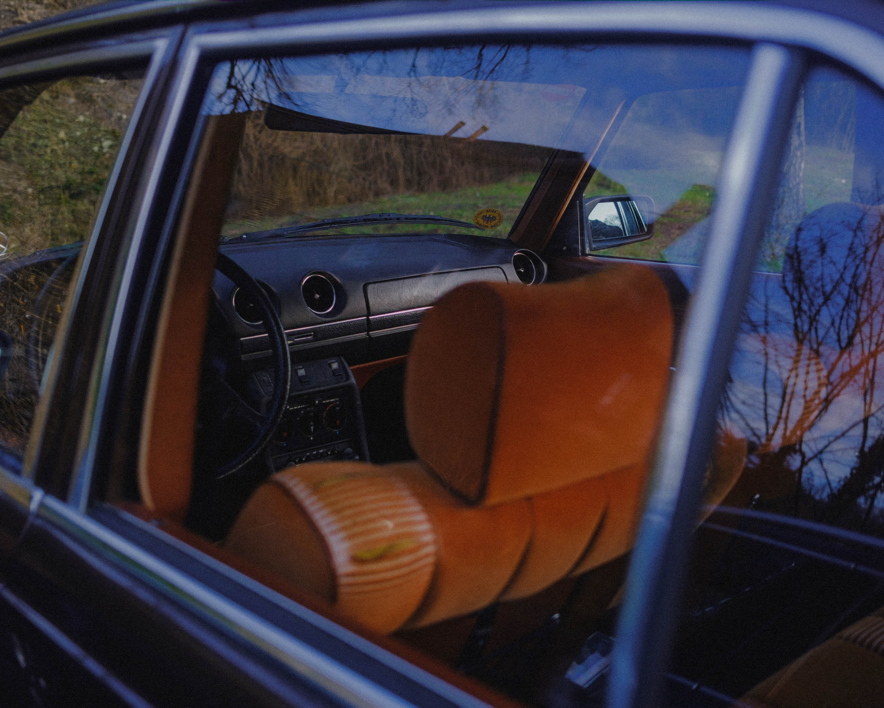 Intérieur de voiture vintage avec sièges en velours marron.