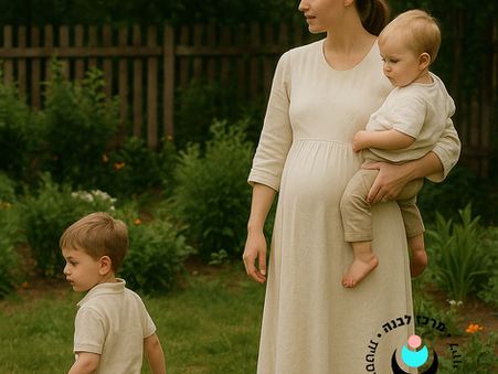 אמא בהריון מטפלת בכמה פעוטות