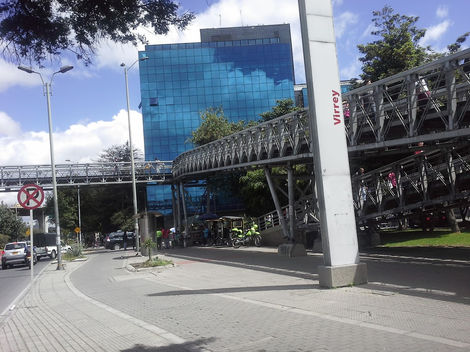 Estación de transmilenio Virrey unicada frente a la petite maison