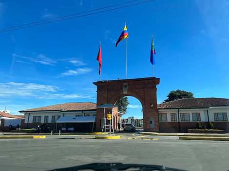 ESCUELA MILITAR CERCA A LA PETITE MAISON