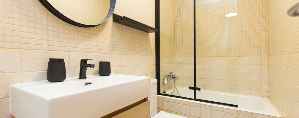 Moderno baño con bañera y mampara del apartamento Nieu by Bevalle en Escarrilla.