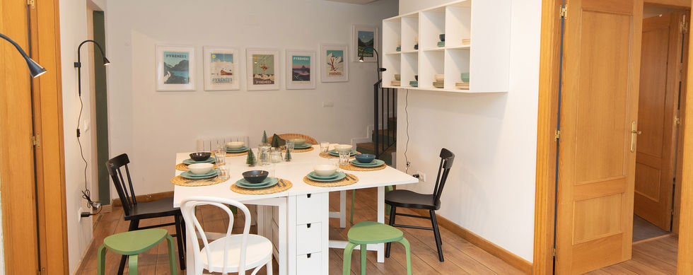 Salón - comedor de Panorámica del Valle II con vistas a la estación de esquí de Panticosa - BeValle