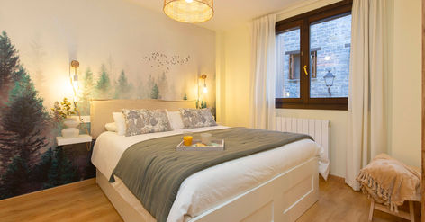 Luminoso dormitorio principal con cama de matrimonio del apartamento turístico Nieu by Bevalle en Escarrilla.