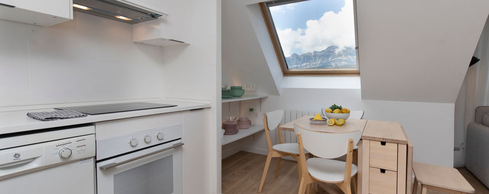 cocina y mesa de comedor del apartamento Panticasa Amarilla gestionado por BeValle en Panticosa