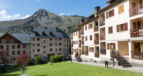 Vista de urbanización con jardín en el centro del pueblo del apartamento turístico Ático del Prado en Sallent de Gállego