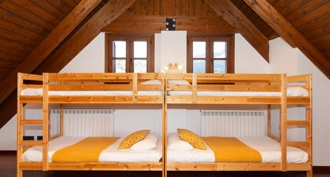 Dormitorio abuhardillado con literas del apartamento Mirador de Sallent by Bevalle en Sallent de Gállego.