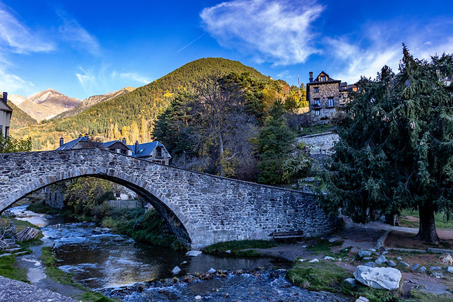 Sallent de Gállego (in Aragonese_ Sallent or Sallent de Galligo) and Lanuza is a Spanish m