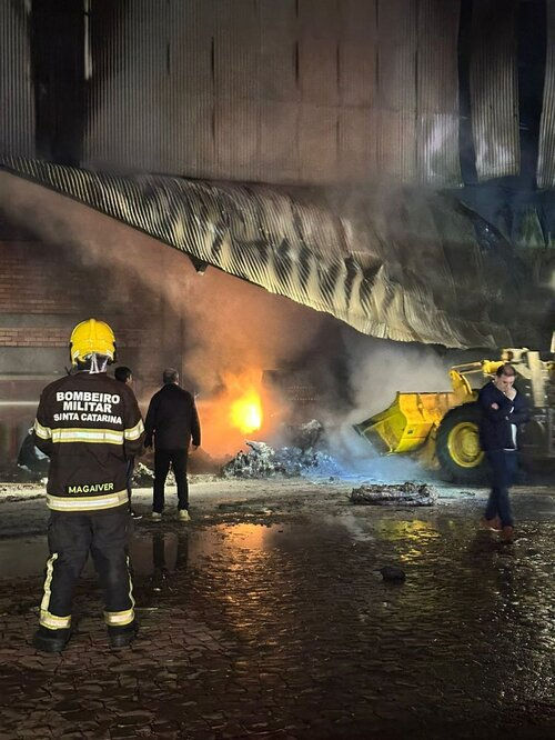 Incêndio atinge estrutura de empresa no Oeste