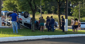 MULHER FICA FERIDA APÓS CARRO CAPOTAR EM CHAPECÓ