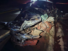 Homem morre após colisão entre carro e carreta no Oeste