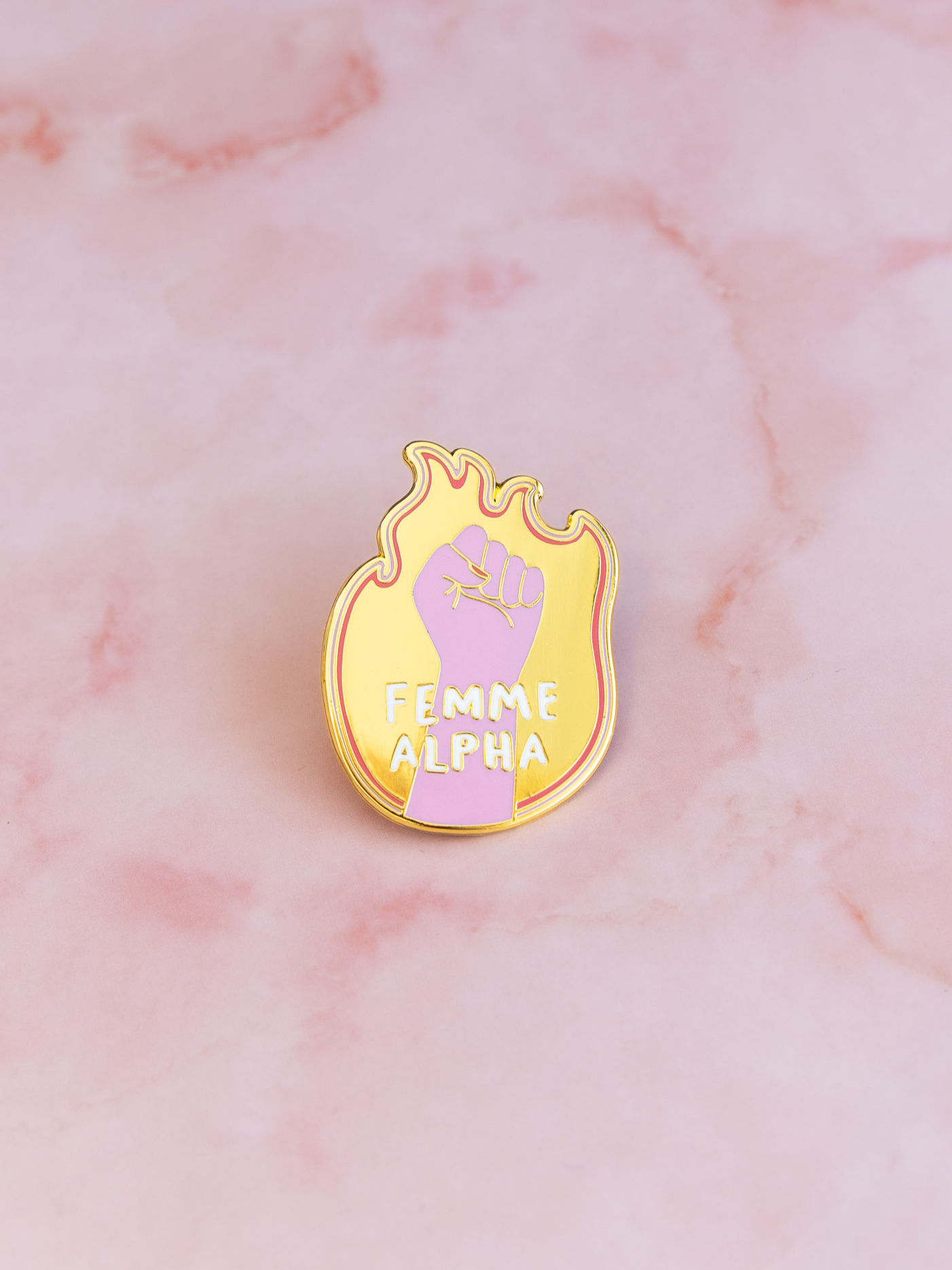 Pin's Femme Alpha