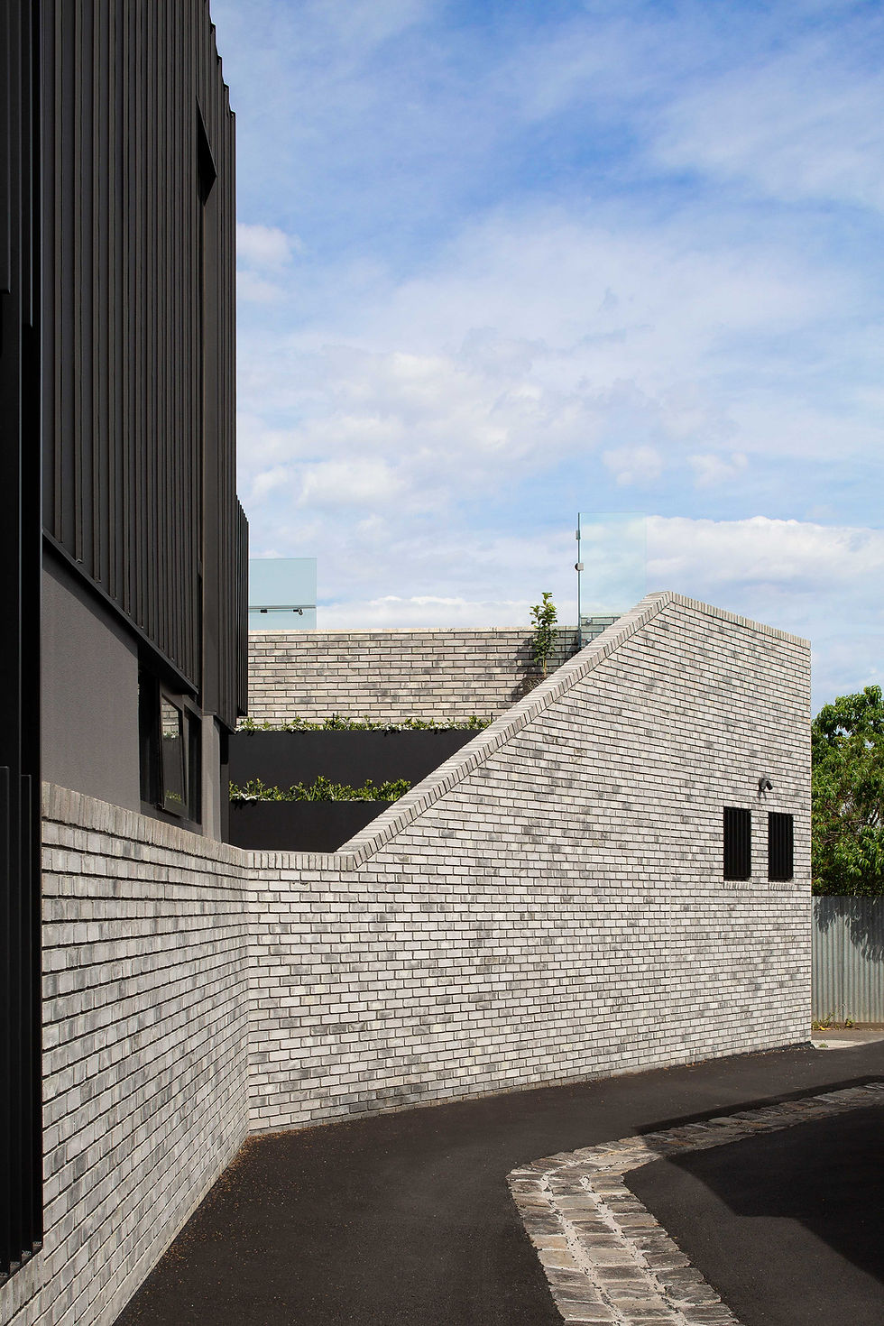 Petersen D91 bricks, side facade, Esplanade House