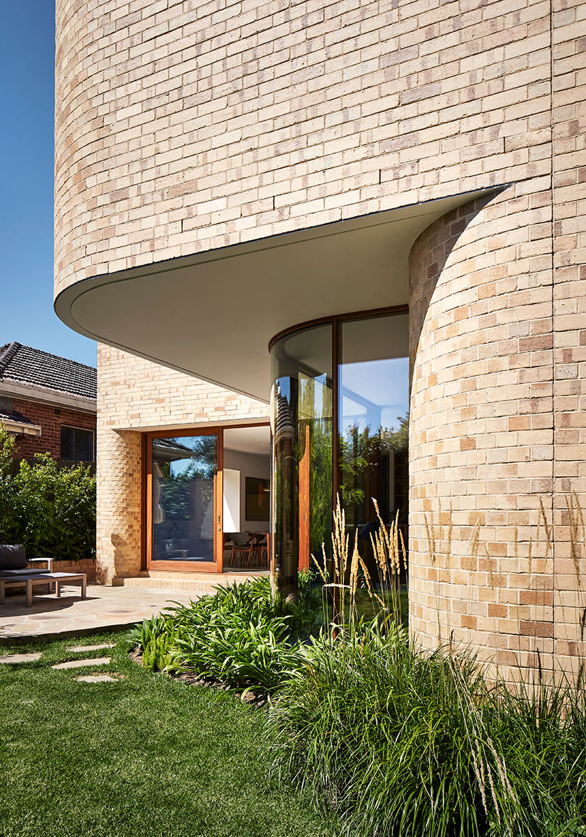 Krause Cream bricks add spectacular curves