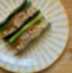 סירות של אצת נורי וסטיקי רייס ברוטב מיסו 