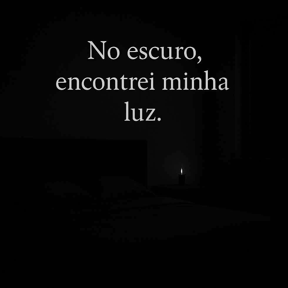 Um quarto minimalista, totalmente escuro, com uma pequena vela apagada e a legenda: "No escuro, encontrei minha luz."