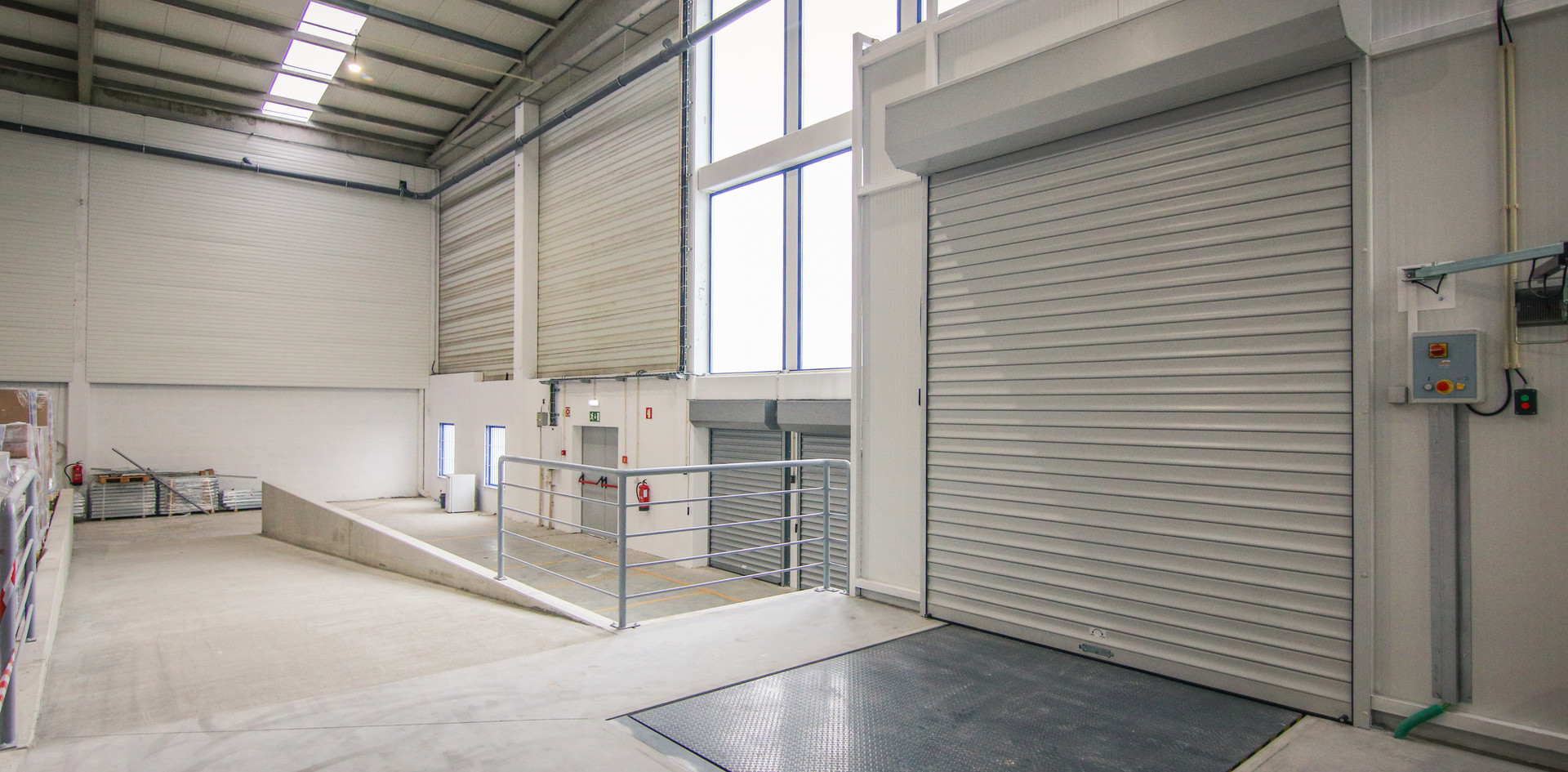 Cais em edifício industrial