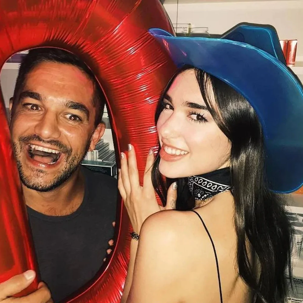 DuaLipa_de561821-6e26-44ad-b0f5-784e5ed2600a_1000x.jpg.webp