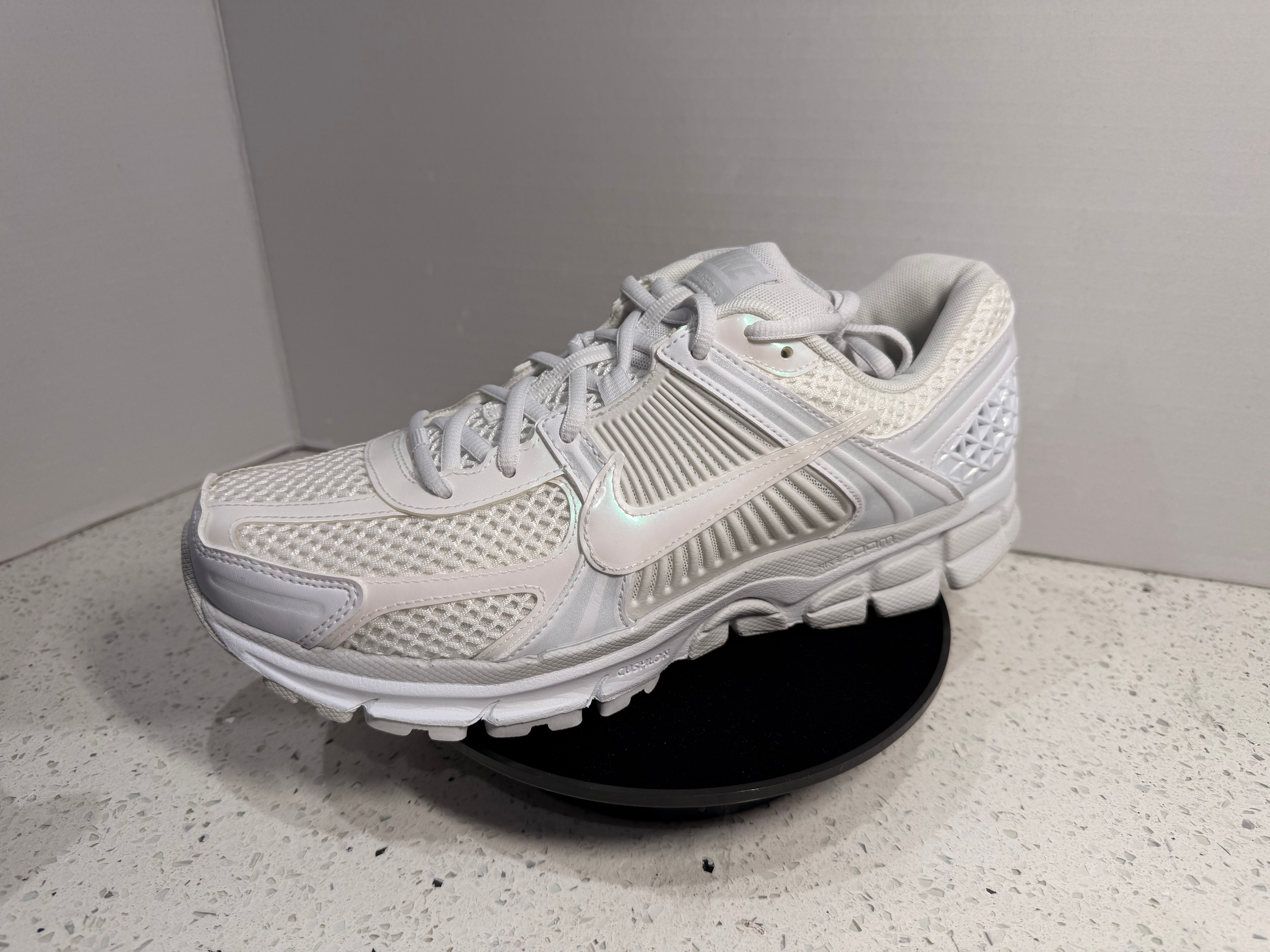 Nike Zoom Vomero 5 (Size 8)