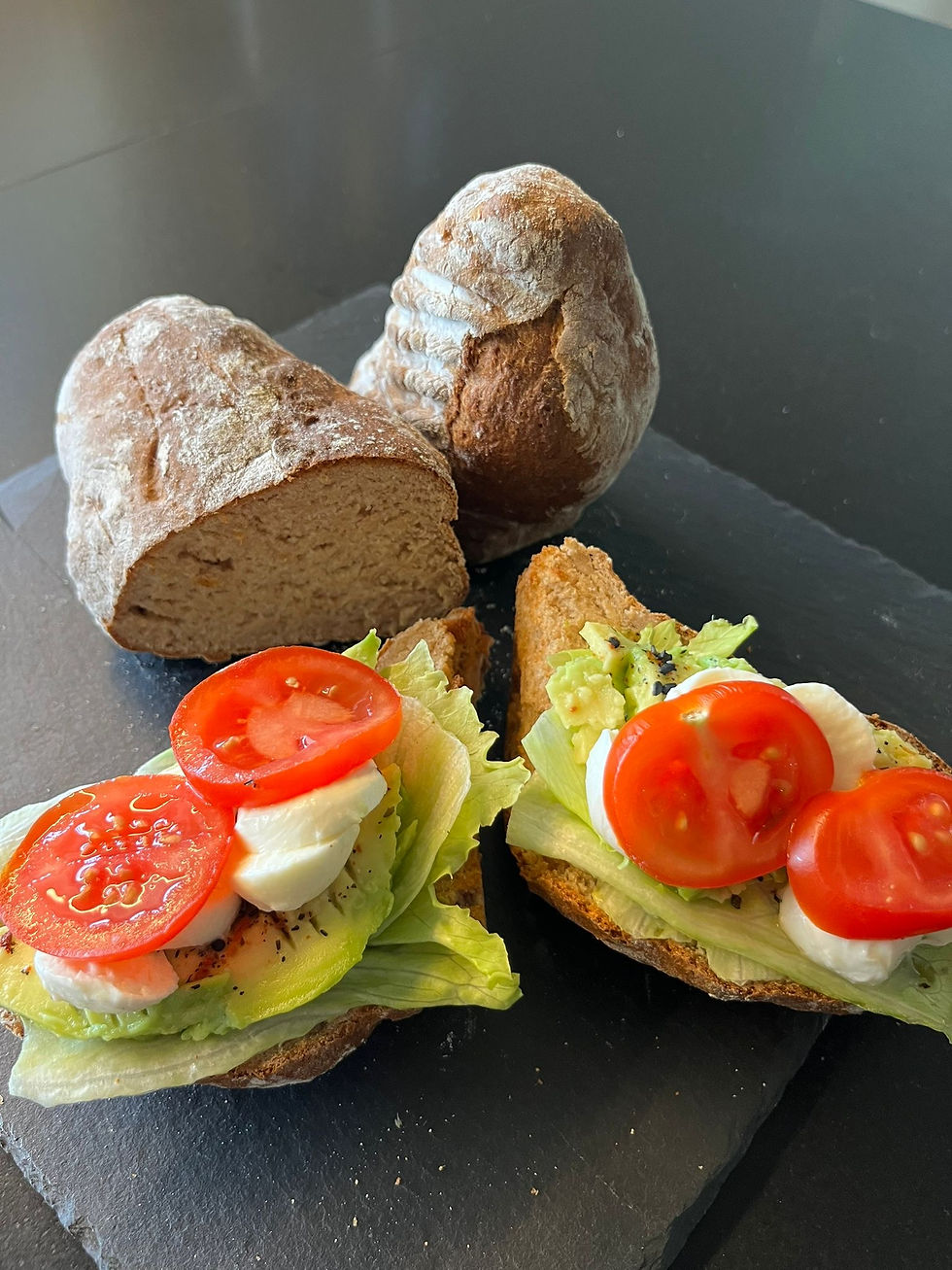 Brot mit Tomaten und Salat