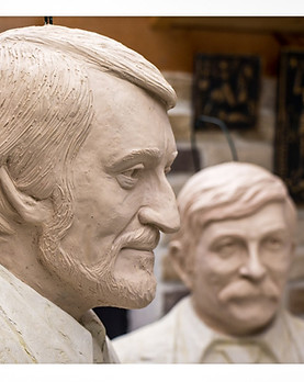 MIlan Lasica a Július Satinský,     Bronzový portrét     Sochársky portrét na mieru     Umelecké busty     Reliéfne portréty     Pamätné medailóny  História a význam      Historické portréty v sochárstve     Portrét v monumentálnom umení     Sochy významných osobností     Pamätné busty na objednávku     Umenie a spomienkové sochy  Autor a materiál      Peter Mészároš sochár     Bronzová busta     Kamenný portrét     Sochárske dielo na zákazku     Portrétne umenie v 3D  Lokalita a verejné projekty      Pamätníky na Slovensku     Verejné umelecké súťaže     Portréty na pomníky     Umelecké zákazky pre samosprávy     Mestské sochárske projekty