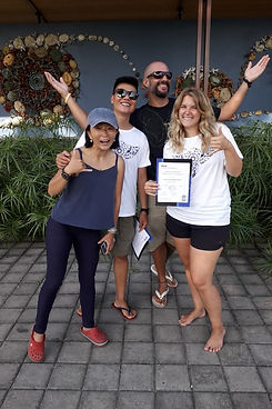 Groupe de professionnels de la plongée PADI célébrant une certification