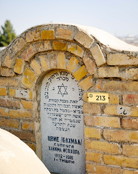 Grave #213
1892-1916
1 Tishrei
Tzivio Bahmal bat Rivka
Wife of Chaim Isahar